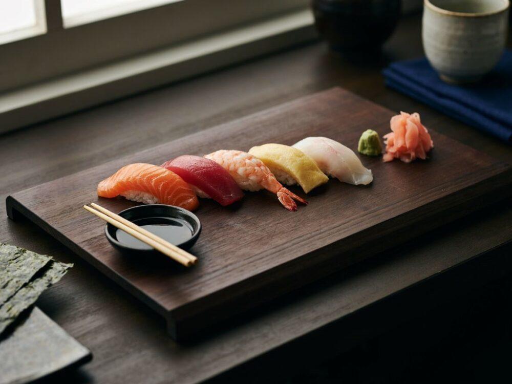 japońskie sushi na talerzu
