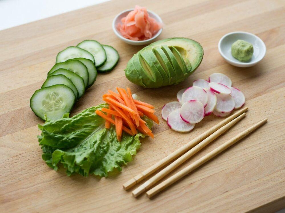 kolorowe warzywa pokrojone do sushi