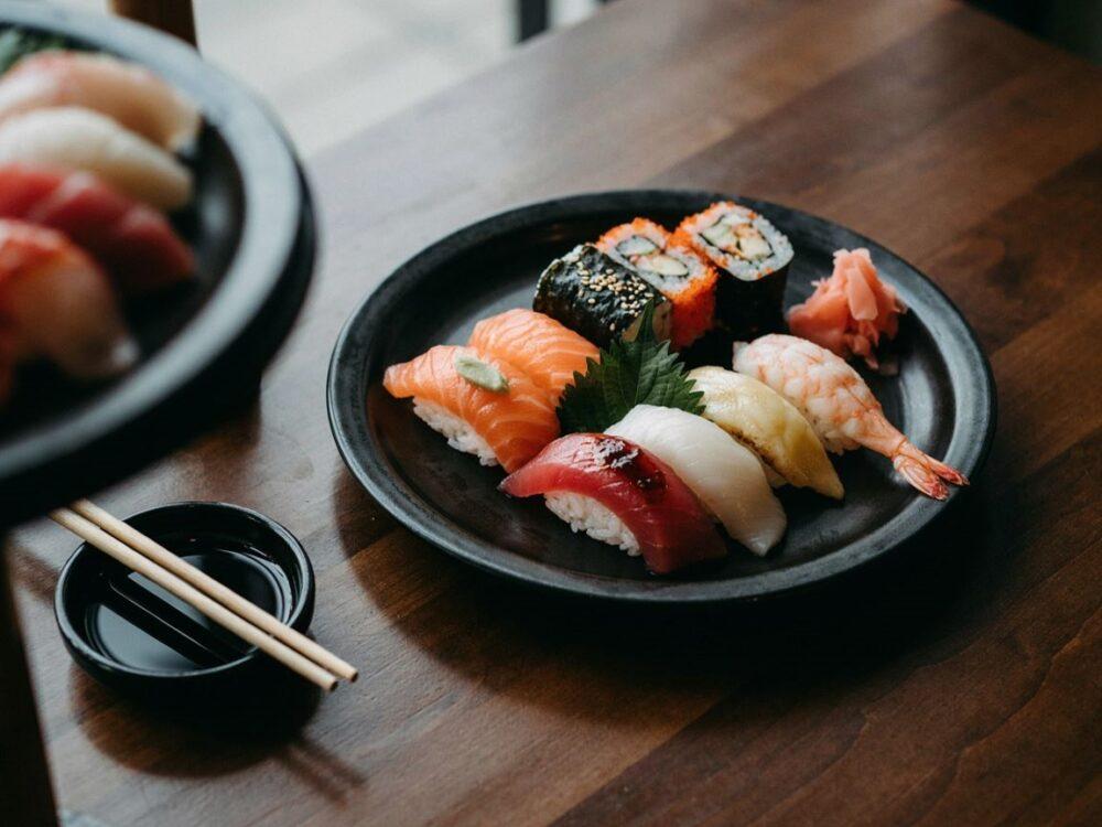 rolka sushi z ryżem