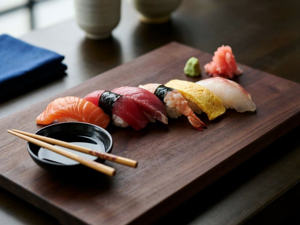 rolki sushi z ryżem i rybą