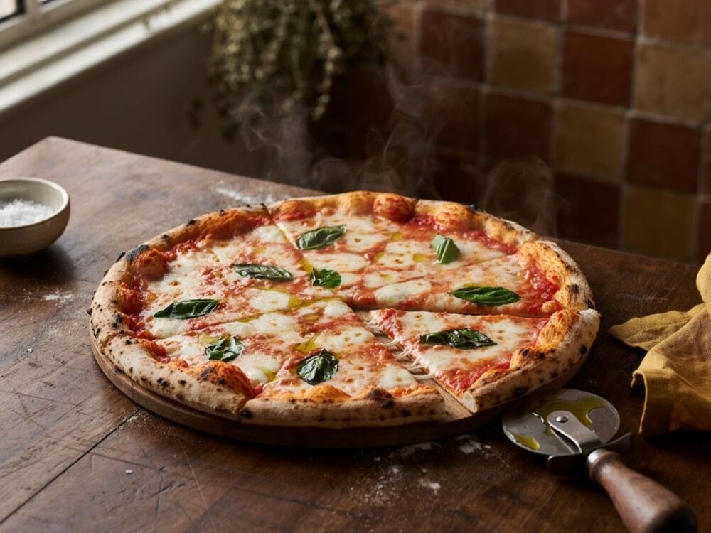 rozwałkowane ciasto na pizzę