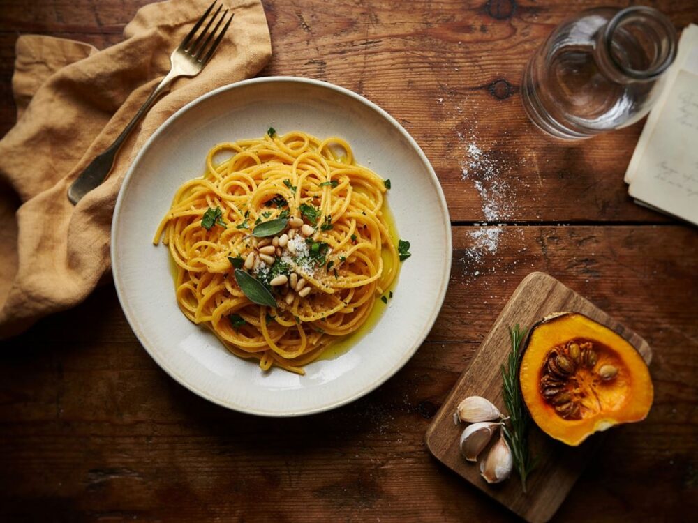 spaghetti z dyni na talerzu