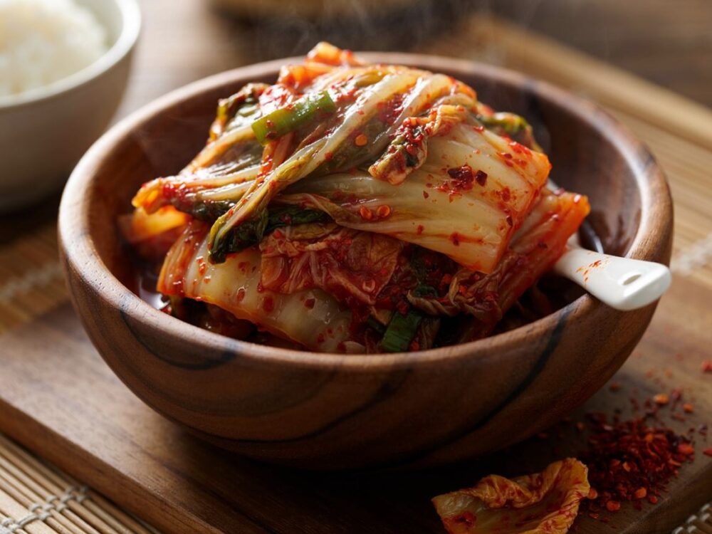tradycyjne kimchi w misce