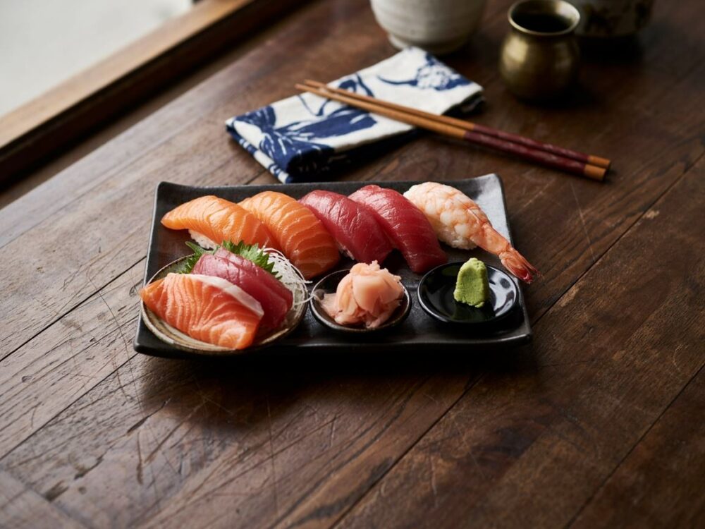 tradycyjne sushi na drewnianej desce