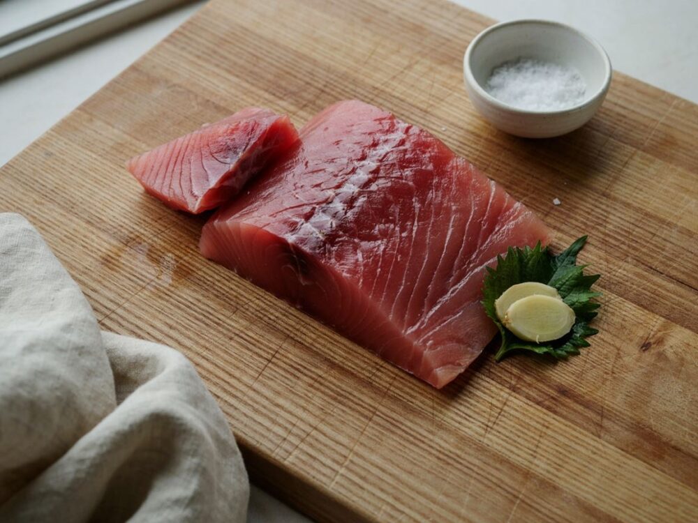 tuńczyk do sushi na talerzu